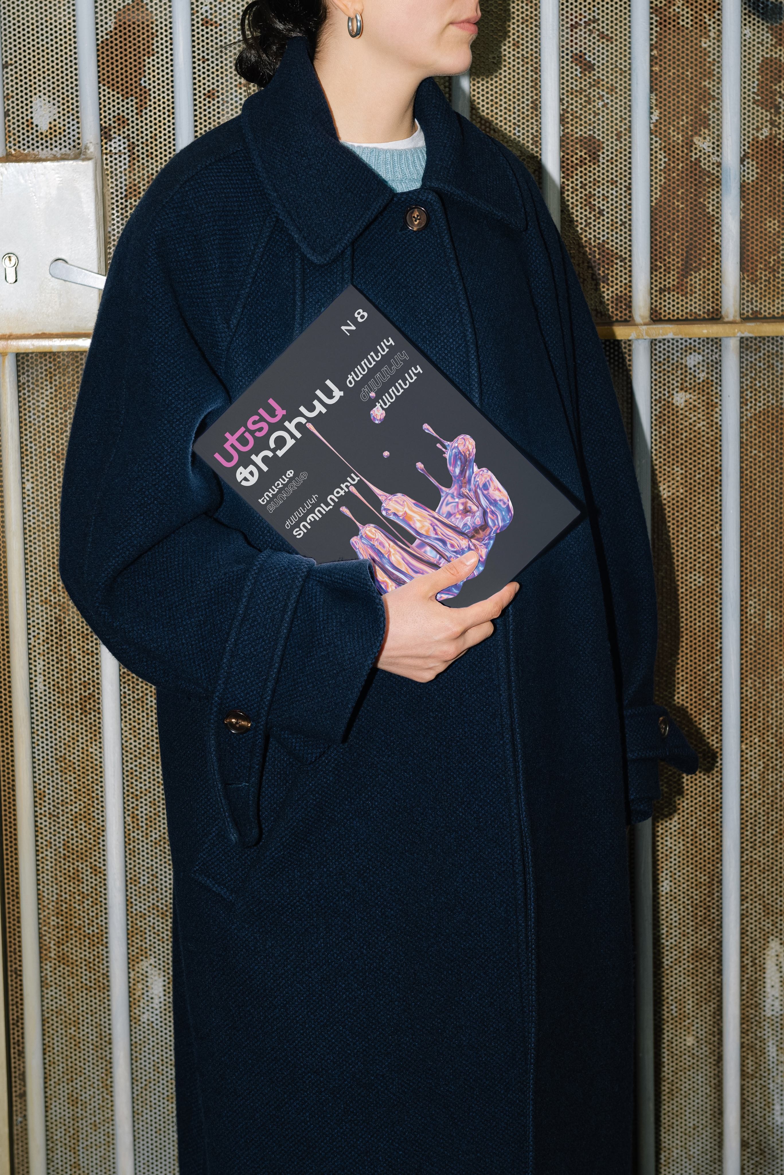 Utsu Fizika book cover held by a reader on the street